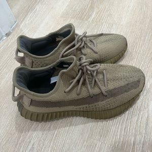Yeezy sneaker men size 7